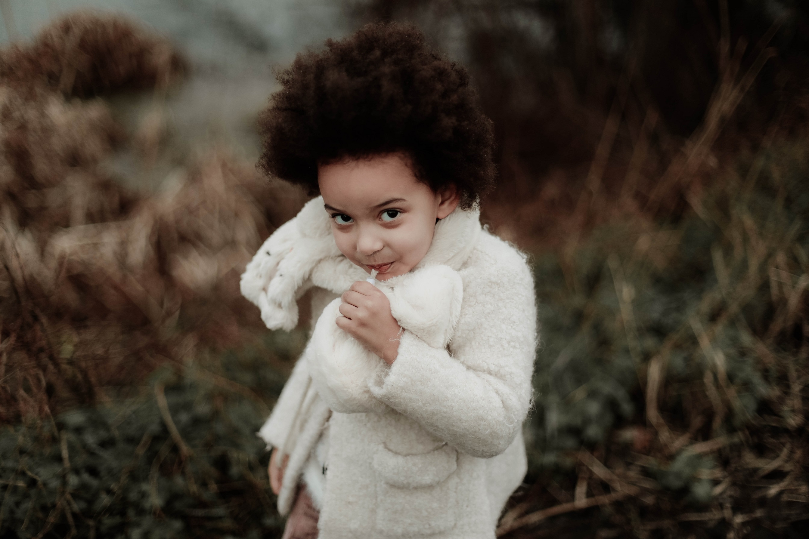 Portret kind in natuur spontaan door fotograaf Lucie Bataillie uit Gent